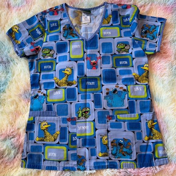 XS Sesame Street Scrub Top - Picture 1 of 4